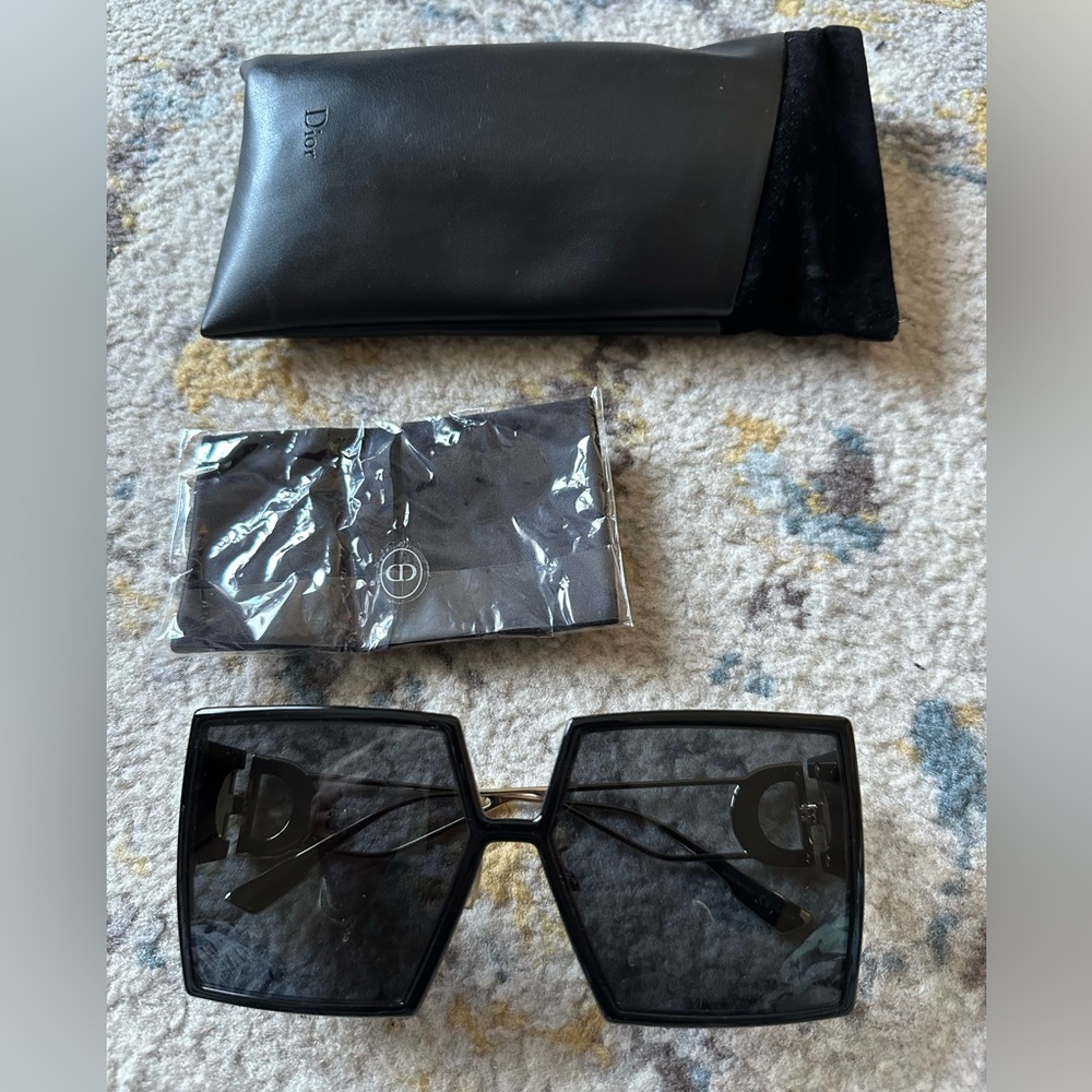 100 percent aunthentic dior sunnies